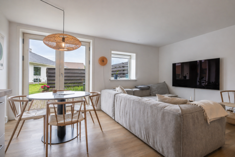 Nyrenoveret, adgang uden trapper og egen terrasse